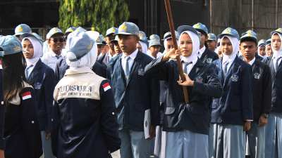 Kepala SMAN 1 Semin Lantik Pengurus OSIS Tahun Pelajaran 2026/2027